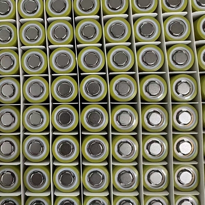 21700 μπαταρία ιόντων λιθίου, 5000 mAh χωρητικότητα, 3C 15A ρυθμός εκφόρτισης.